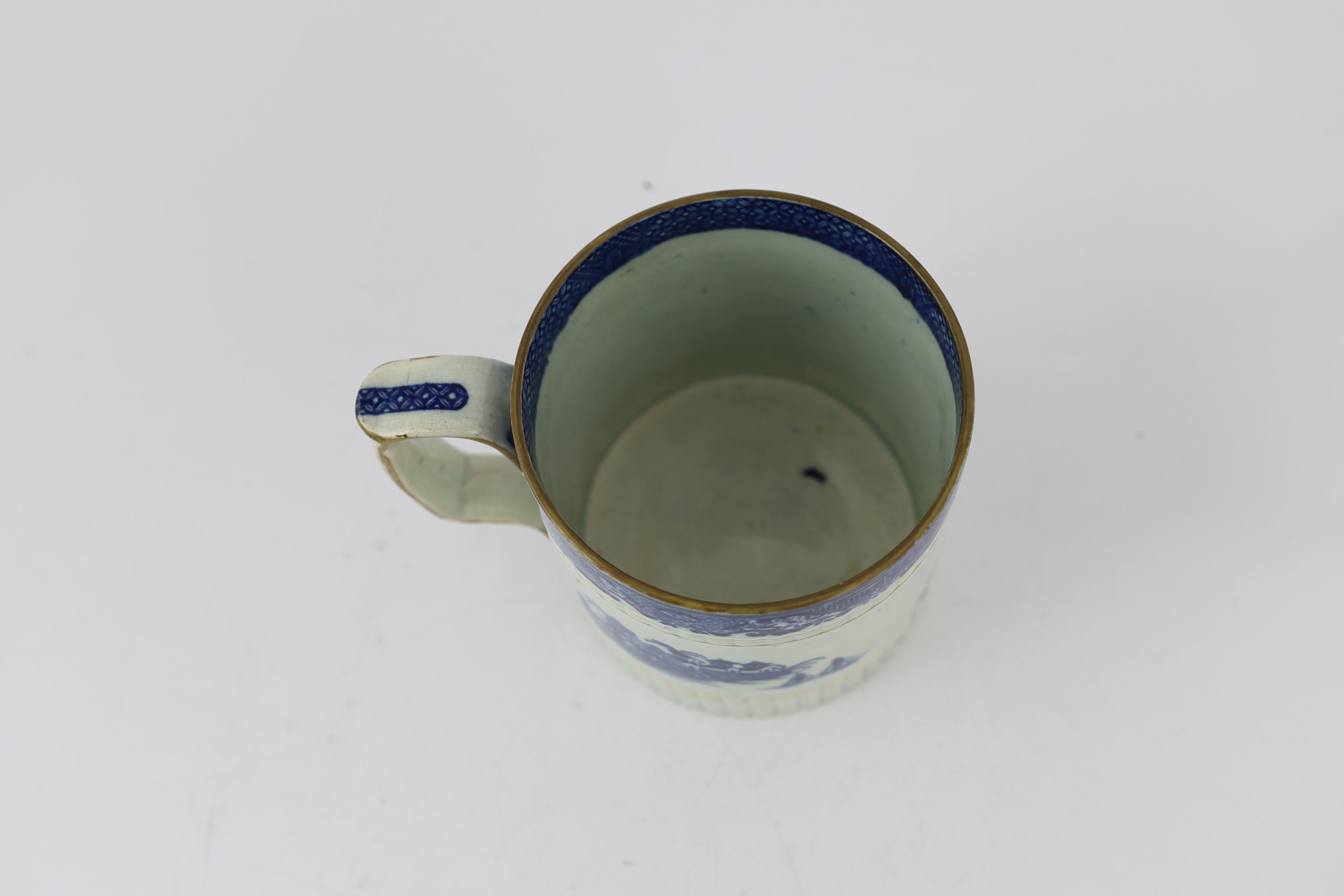 An early 19th century Staffordshire pearl ware Willow pattern tankard, c.1830, Please note this lot attracts an additional import tax of 5% on the hammer price